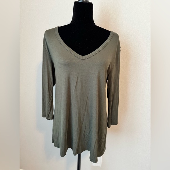 NWT Stitch Fix Nine Britton Maleah Army
Green Cut Out Back Knit Top Size Medium - Picture 1 of 6